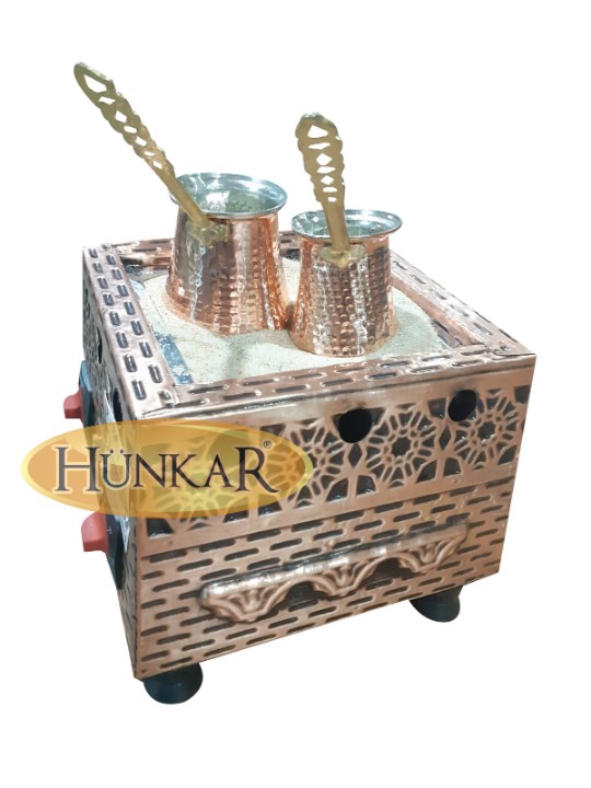 BAKIR İŞLEMELİ ELEKTRİKLİ BAKIR CEZVELİ KUMDA KAHVE 25X25X22 CM KÜÇÜK EBATLI